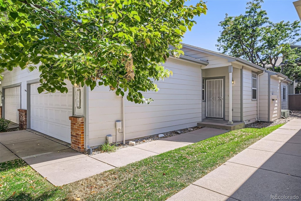 view of front facade featuring a garage