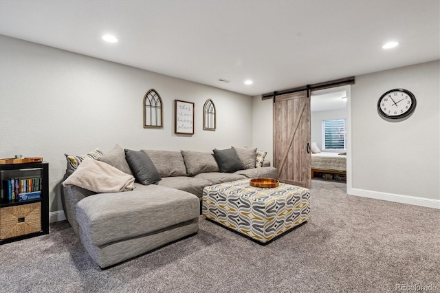 living area featuring carpet, visible vents, baseboards, recessed lighting, and a barn door