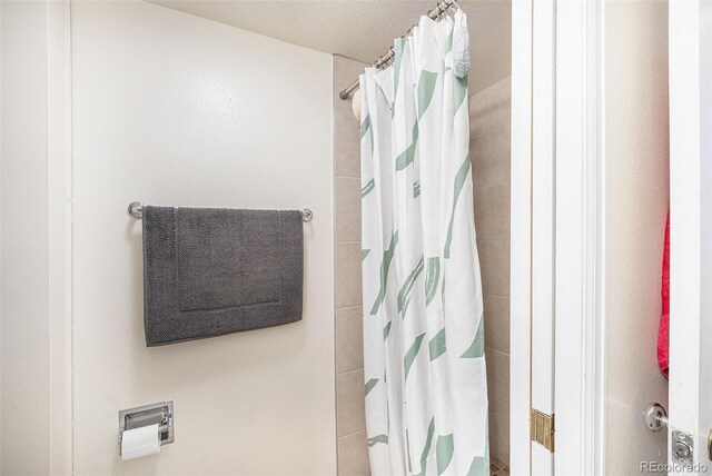 full bathroom featuring a shower with curtain