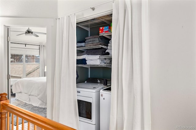 washroom with washing machine and clothes dryer, laundry area, and a ceiling fan