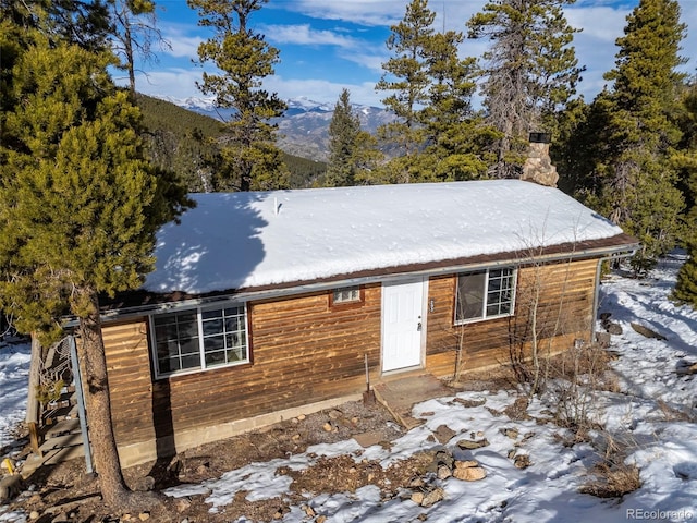 view of front of property featuring a mountain view