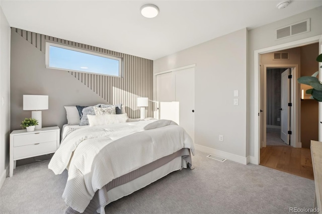 bedroom featuring baseboards, carpet, visible vents, and a closet