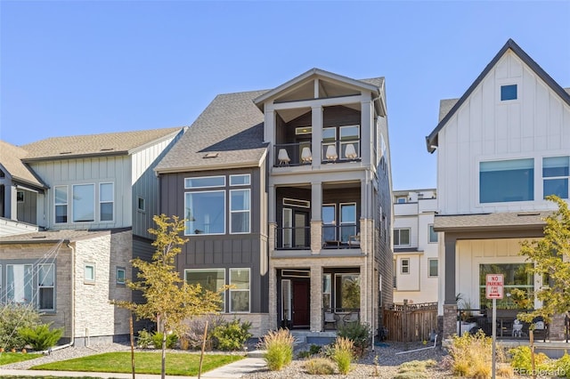 view of front of property featuring a balcony