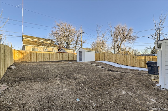 view of yard featuring a storage shed