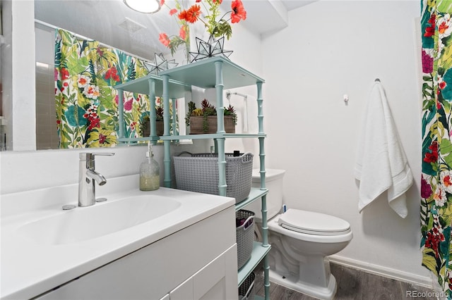 6621 E Peakview Pl, Centennial, CO 80111 - full bathroom featuring wood finished floors, toilet, vanity, baseboards, and curtained shower