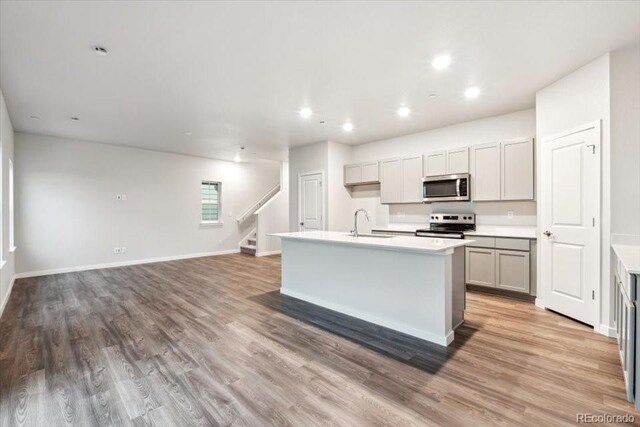 19019 E 94th Pl, Commerce City, CO 80022 - kitchen with stainless steel appliances, light wood-style flooring, baseboards, a sink, and recessed lighting