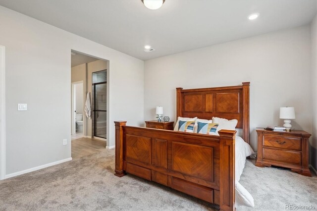 5142 N Quemoy Ct, Aurora, CO 80019 - bedroom with light carpet, baseboards, recessed lighting, and ensuite bath