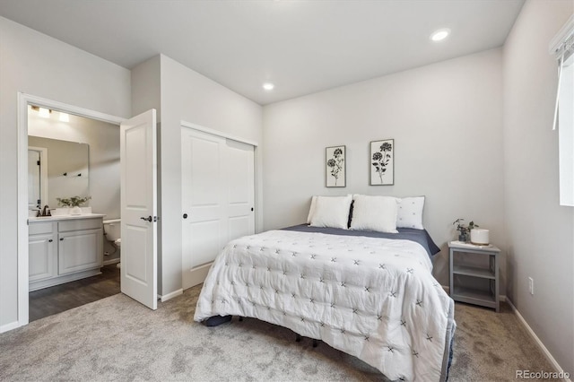 5142 N Quemoy Ct, Aurora, CO 80019 - carpeted bedroom featuring connected bathroom, baseboards, a closet, and recessed lighting