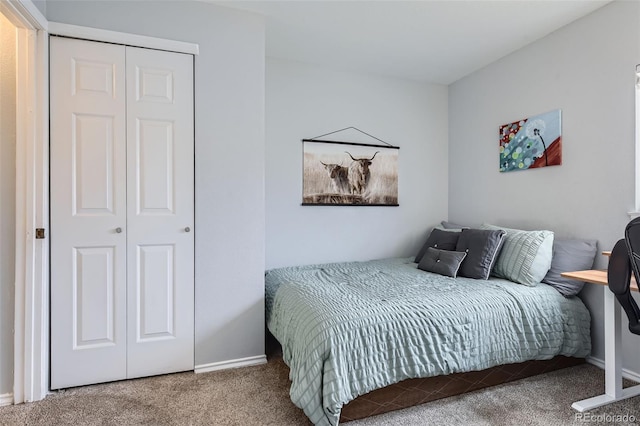 bedroom featuring carpet floors, baseboards, and a closet