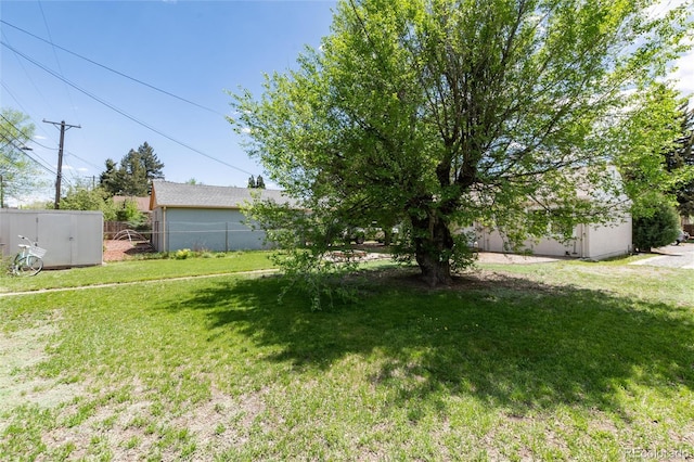 916 E Ln Salle St, Colorado Springs, CO 80907 - view of yard featuring a shed and an outbuilding