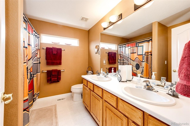 12000 Horseshoe Ln, Parker, CO 80138 - bathroom featuring double vanity, toilet, baseboards, and a shower with curtain