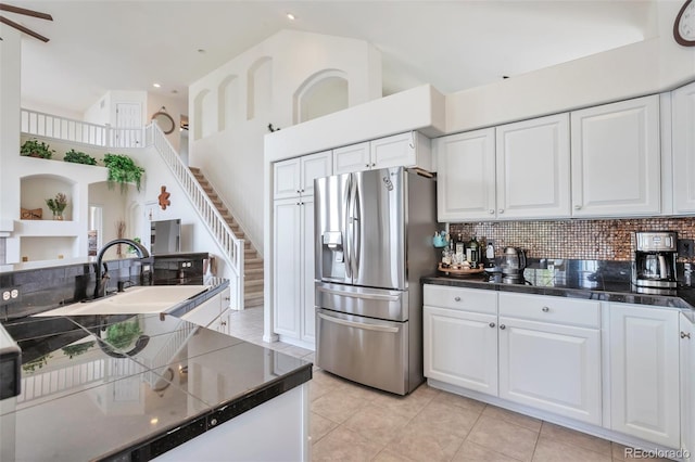 9371 Desert Willow Trl, Highlands Ranch, CO 80129 - kitchen with stainless steel fridge with ice dispenser, a sink, white cabinetry, backsplash, and high vaulted ceiling