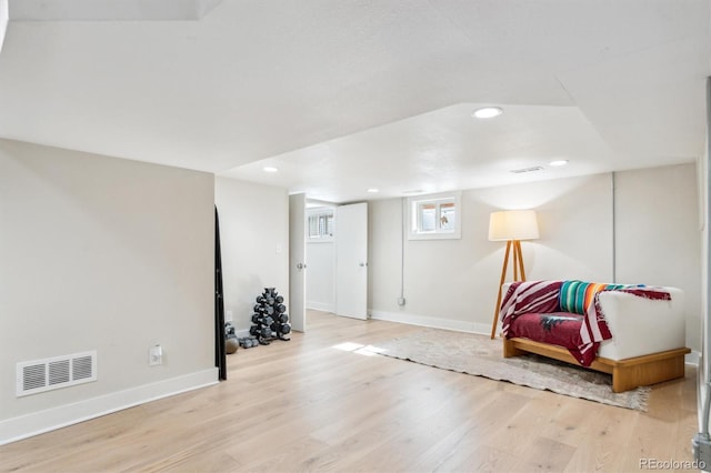 sitting room featuring light wood-style flooring, recessed lighting, visible vents, and baseboards