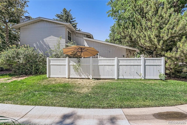 view of side of property featuring a lawn