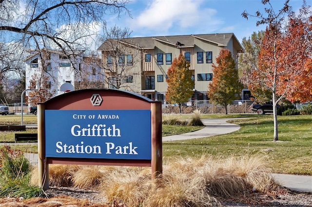 community sign with a yard