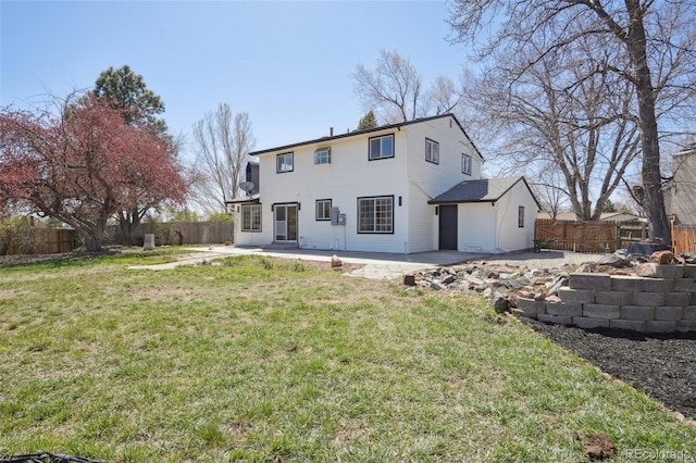 view of front facade featuring a fenced backyard, a patio area, and a front yard