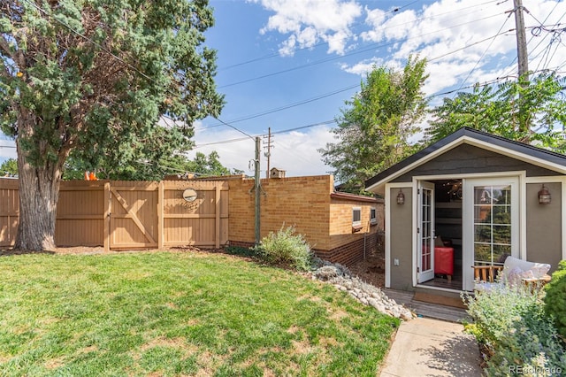 view of yard with an outbuilding