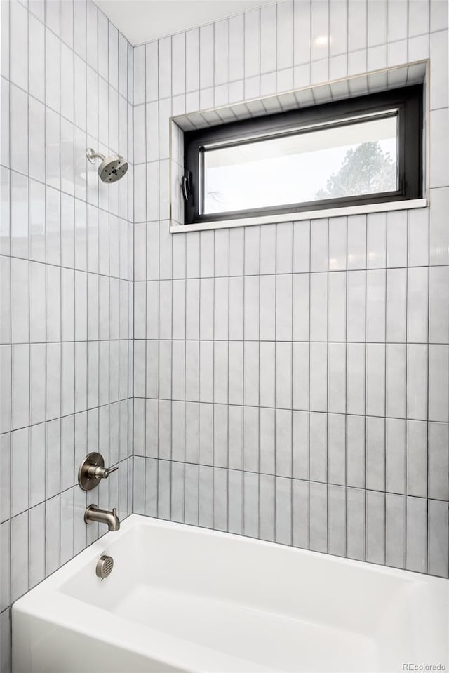 bathroom featuring tiled shower / bath combo