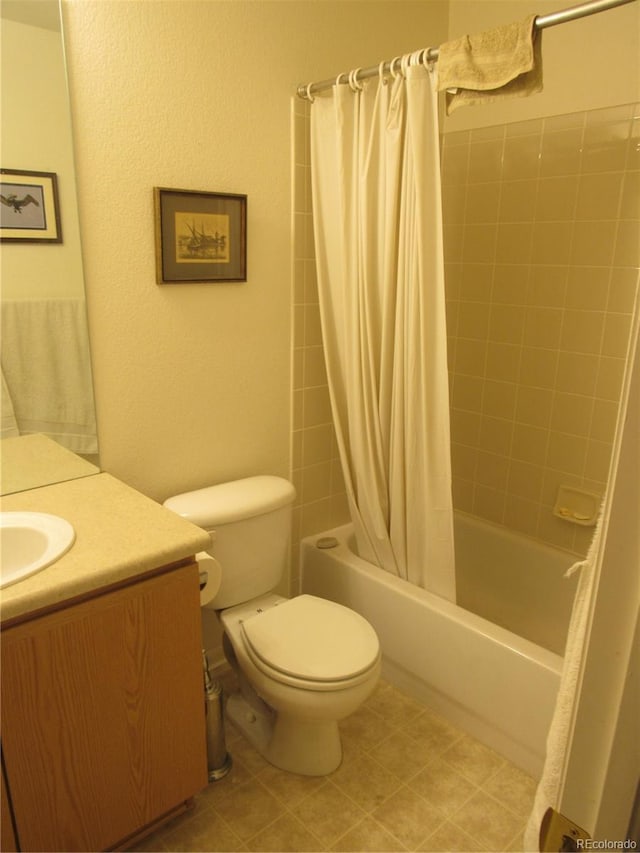 full bathroom featuring toilet, shower / bath combo with shower curtain, and vanity