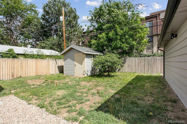 view of yard featuring a storage shed