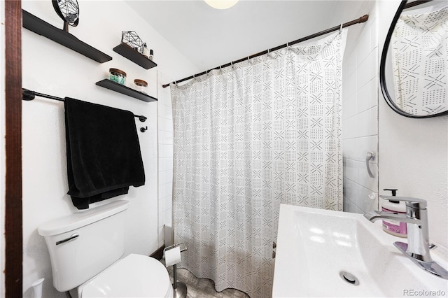 full bathroom featuring a sink, shower / tub combo, and toilet