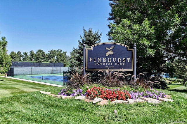 community sign featuring fence and a yard