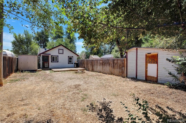 view of yard with a storage unit