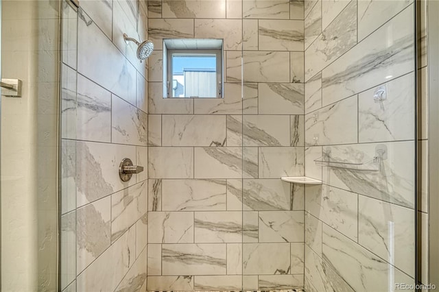 bathroom featuring a tile shower