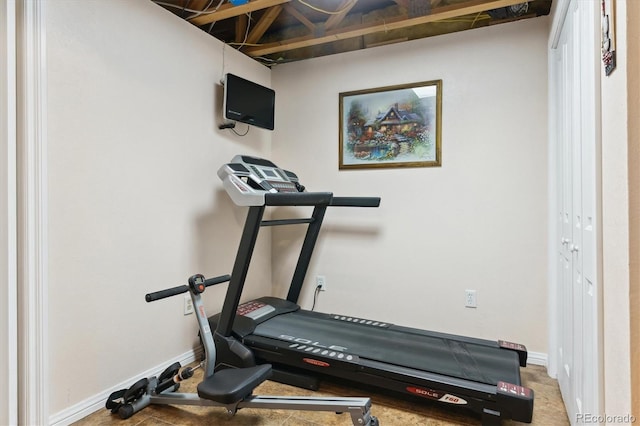 exercise area featuring baseboards