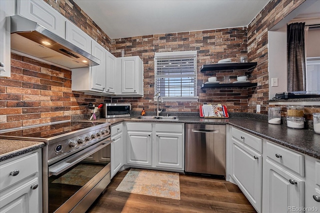7413 S Quail Cir Unit 1435, Littleton, CO 80127 - kitchen featuring stainless steel appliances, a sink, exhaust hood, dark countertops, and white cabinets