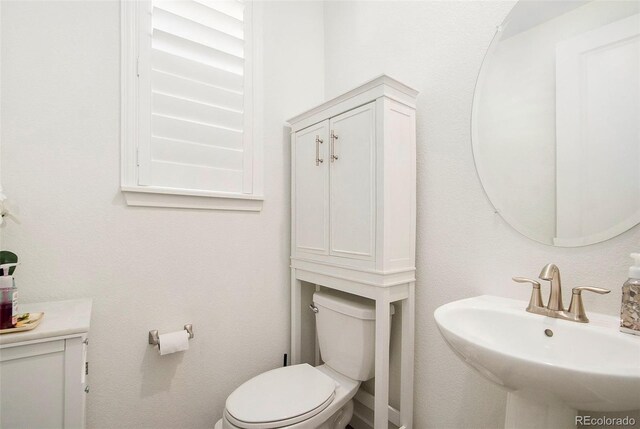 bathroom featuring toilet and sink