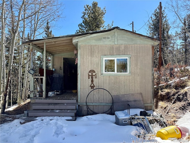 view of front of house featuring an outbuilding