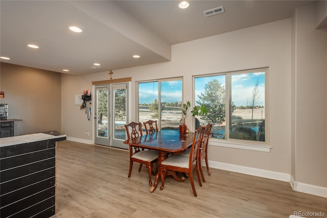 dining area with visible vents, recessed lighting, baseboards, and light wood finished floors