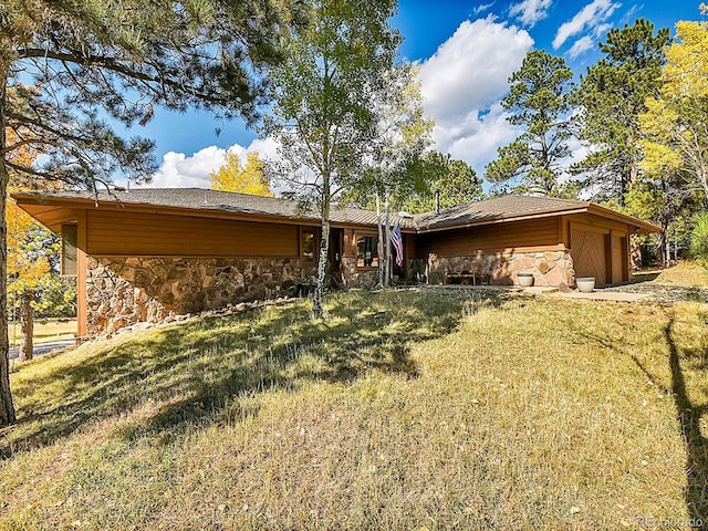 ranch-style home with a front yard