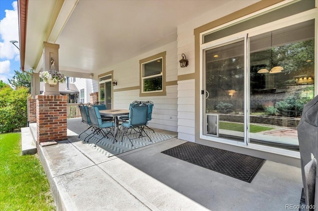 10683 Amesbury Way, Highlands Ranch, CO 80126 - porch with outdoor dining space and a patio