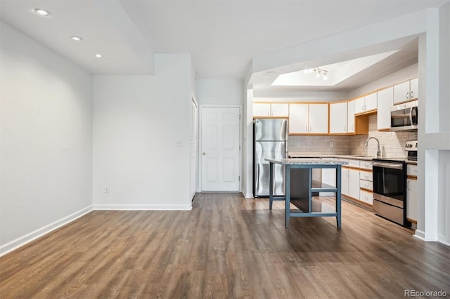 2824 W Centennial Dr Unit L, Littleton, CO 80123 - kitchen featuring stainless steel appliances, dark wood-style flooring, backsplash, baseboards, and light countertops