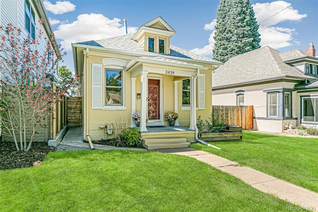 view of front facade with a front lawn