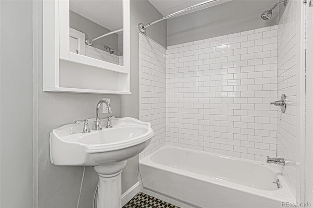 bathroom featuring tiled shower / bath