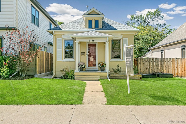 view of front of property featuring a front lawn