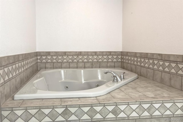 6534 S Union Way, Littleton, CO 80127 - full bath with a whirlpool tub