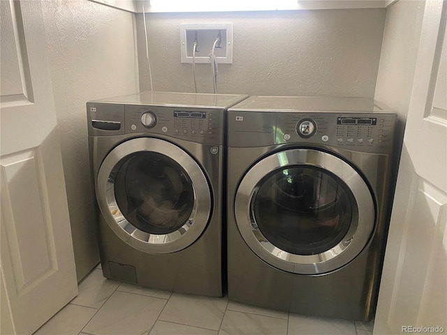 5479 E Weaver Ave, Centennial, CO 80121 - laundry room featuring washing machine and clothes dryer and a textured wall