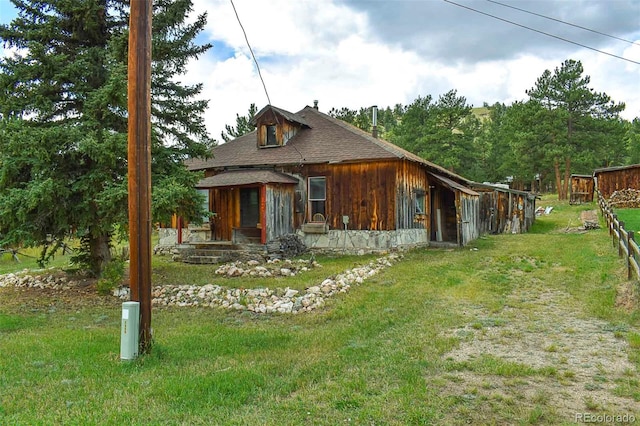 view of front facade featuring a front yard