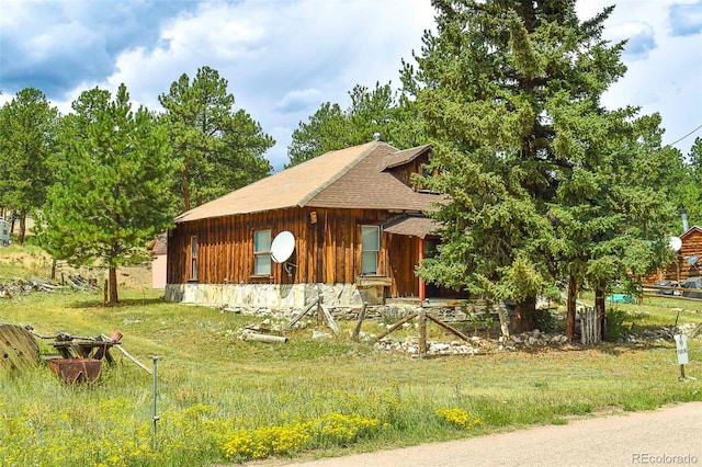 view of front of house featuring a front yard