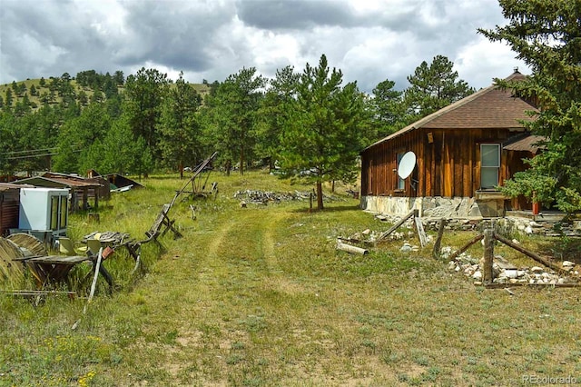 view of yard featuring an outbuilding