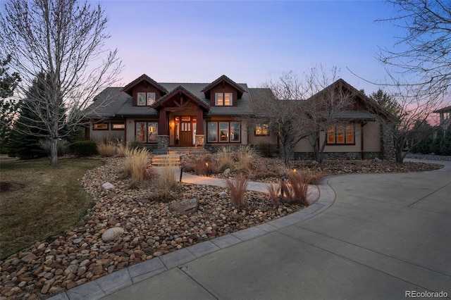 view of front facade with curved driveway