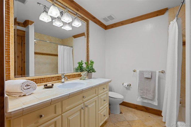 full bath featuring backsplash, visible vents, crown molding, curtained shower, and toilet