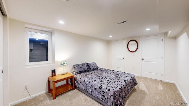 bedroom featuring light carpet, visible vents, baseboards, and recessed lighting