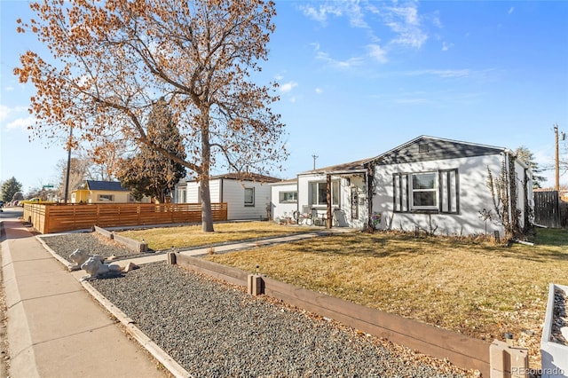 ranch-style home featuring a front lawn