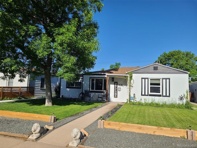 view of front facade featuring a front yard