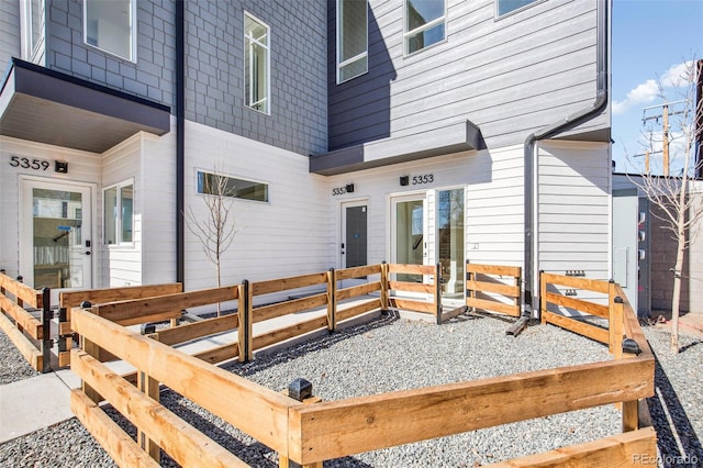 entrance to property with fence